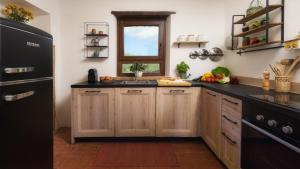 A kitchen or kitchenette at CASALE TAVERNELLE 6, Emma Villas