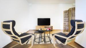 A television and/or entertainment centre at CASALE TAVERNELLE 6, Emma Villas