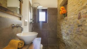 A bathroom at CASALE TAVERNELLE 6, Emma Villas