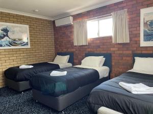 Shiralee Motel Guyra客房内的一张或多张床位