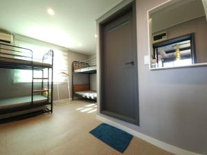 Posteľ alebo postele v izbe v ubytovaní OYO Hostel Dongdaemun1