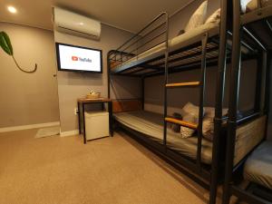 Posteľ alebo postele v izbe v ubytovaní OYO Hostel Dongdaemun1