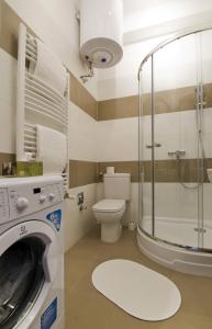 uma casa de banho com uma máquina de lavar roupa e um WC em Régiposta Studio em Budapeste