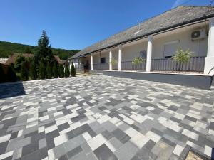 una casa con una entrada de azulejos delante de ella en BNCK Wellness Residence en Sátoraljaújhely