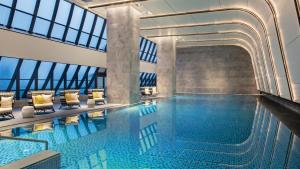 Bazén v ubytování Crowne Plaza Quanzhou Riverview by IHG nebo v jeho okolí