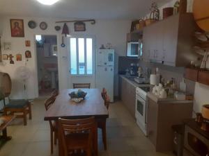 a kitchen with a table and a dining room at MARINOS House WANDERN&ENTSPANNEN am Fusse des Psiloritis 