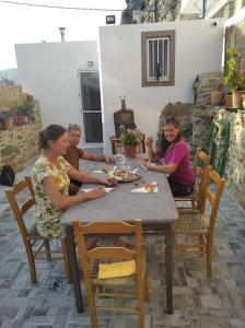 a group of people sitting at a table at MARINOS House WANDERN&ENTSPANNEN am Fusse des Psiloritis 