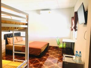 1 dormitorio con 1 cama y 1 litera en Saeng Tai Amphawa en Samut Songkhram