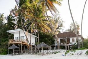 ein Haus am Strand mit Palmen in der Unterkunft CoCo Tree House @ Kima Zanzibar, Unique stay in Bwejuu