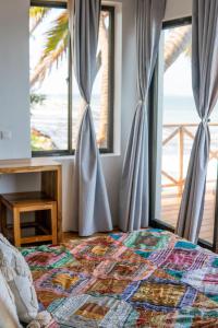 Un pat sau paturi într-o cameră la CoCo Tree House @ Kima Zanzibar, Unique stay