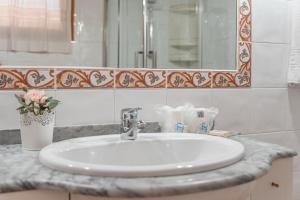 A bathroom at Finca can Miquel des Revellar
