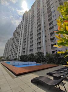 ein großes Apartmenthaus mit einem Pool davor in der Unterkunft Cozy corner in South Jakarta in Jakarta + 17 Fotos