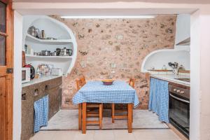 A kitchen or kitchenette at Finca can Miquel des Revellar