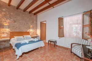 A bed or beds in a room at Finca can Miquel des Revellar