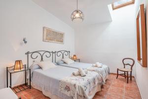 A bed or beds in a room at Finca can Miquel des Revellar Még 17 kép