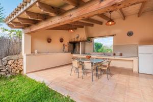 A kitchen or kitchenette at Finca can Miquel des Revellar
