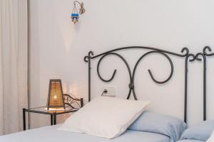 A bed or beds in a room at Finca can Miquel des Revellar
