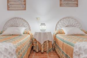 A bed or beds in a room at Finca can Miquel des Revellar