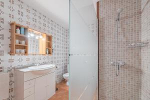 A bathroom at Finca can Miquel des Revellar