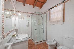 A bathroom at Finca can Miquel des Revellar