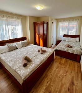 sypialnia z 2 łóżkami i ręcznikami w obiekcie Prime Apartments w mieście Bansko