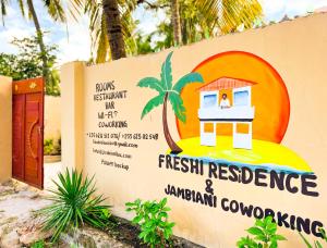 una señal para las reservas de pescado y los astilleros de caravanas de un complejo en Freshi Residence, en Jambiani