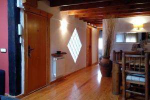 uma sala de estar com piso em madeira e uma porta em Centro-bahía de Santander. WIFI em Santander
