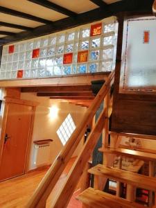 eine Treppe in einem Raum mit Buntglasfenstern in der Unterkunft Centro-bahía de Santander. WIFI in Santander
