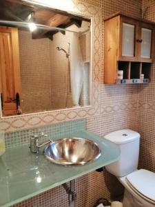 uma casa de banho com um lavatório e um WC em Centro-bahía de Santander. WIFI em Santander