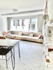 un soggiorno con divano e tavolo di Theodore Oostende-zorgeloos genieten in stijl op de perfecte locatie a Ostenda