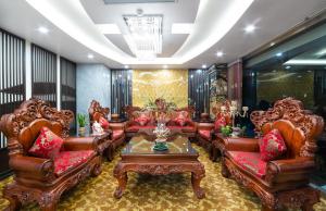 uma sala de estar com sofás e uma mesa em Rosee Apartment Hotel - Luxury Apartments in Cau Giay , Ha Noi em Hanói