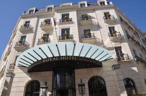 Royal Hotel Oran - MGallery Hotel Collection في وهران: مبنى فندق مع لافته مكتوب عليها فندق ملكي
