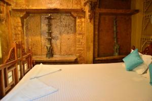 Giường trong phòng chung tại Deepak Hotel & Restaurant