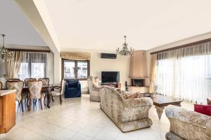 uma sala de estar com sofás e uma sala de jantar em 4 Seasons Home em Alexandroupoli