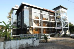 un gran edificio con muchas ventanas en Airport Cochin Grand Residency , NEDUMBASSERY en Angamali