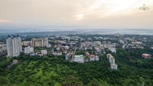 une vue aérienne sur une ville avec de grands bâtiments dans l'établissement Tea Tree Suites,Manipal, à Manipala