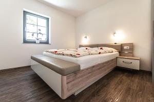 1 dormitorio con 1 cama grande en una habitación en Apartments Francka, en Bohinj