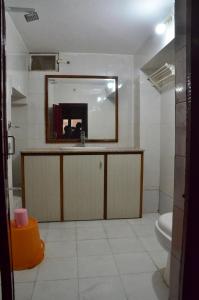 Phòng tắm tại Deepak Hotel & Restaurant