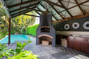 Mulberry House - Pet Friendly with Swimming Pool内部或周边的泳池
