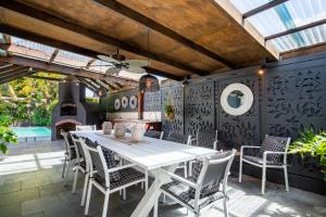 Mulberry House - Pet Friendly with Swimming Pool的庭院或其他户外区域