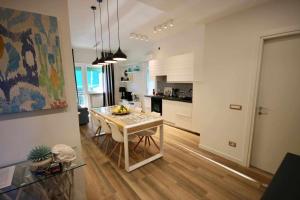 A kitchen or kitchenette at BLUE BAY Lussuoso A due passi dal mare