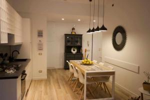 A kitchen or kitchenette at BLUE BAY Lussuoso A due passi dal mare