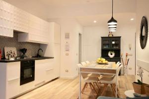 A kitchen or kitchenette at BLUE BAY Lussuoso A due passi dal mare