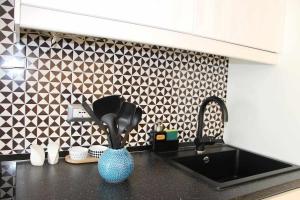 A kitchen or kitchenette at BLUE BAY Lussuoso A due passi dal mare