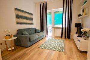 A seating area at BLUE BAY Lussuoso A due passi dal mare