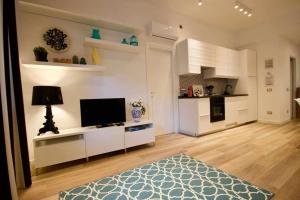 A kitchen or kitchenette at BLUE BAY Lussuoso A due passi dal mare