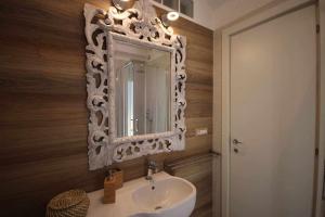 A bathroom at BLUE BAY Lussuoso A due passi dal mare