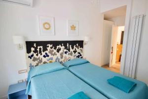 A bed or beds in a room at BLUE BAY Lussuoso A due passi dal mare