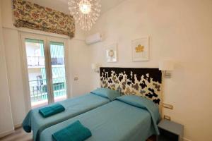 A bed or beds in a room at BLUE BAY Lussuoso A due passi dal mare