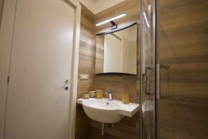 A bathroom at BLUE BAY Lussuoso A due passi dal mare